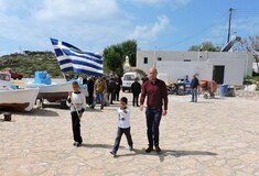 Η συγκινητική παρελάση των Αρκιών - Ο δάσκαλος, οι δύο μοναδικοί μαθητές και οι ελάχιστοι κάτοικοι