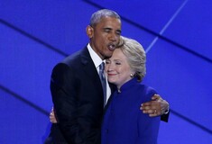 O Oμπάμα χρίζει την Κλίντον διάδοχό του με μια θερμή αγκαλιά και επίθεση στον Τραμπ