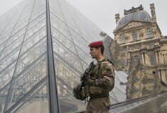 Γαλλία: Στρατιώτης άνοιξε πυρ στο μουσείο του Λούβρου αφού δέχθηκε επίθεση