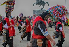 Η σημερινή πομπή των κωδωνοφόρων στην παραλία της Θεσσαλονίκης, μέσα από 10 φωτογραφίες