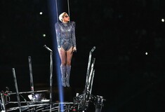 H Gaga ήταν θεαματική στο Super Bowl: Πέταξε, έκανε ακροβατικά, χόρεψε σε φρενήρη ρυθμό, αλλά δεν έκανε πολιτικό σχόλιο