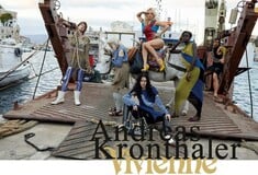 Vivienne Westwood με ελληνικό φολκλόρ-Η Πάμελα Άντερσον φωτογραφήθηκε στην Ύδρα για τη νέα κολεξιόν του διάσημου οίκου