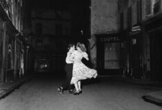 Ο φωτογράφος της "Πόλης του Έρωτα" Robert Doisneau σε μία εντυπωσιακή έκθεση στο Βερολίνο