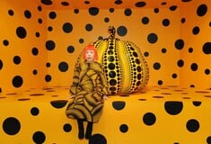 Η Yayoi Kusama ζωγραφίζει μέσα στην ψυχιατρική κλινική όπου ζει εθελοντικά από το 1977