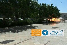 Γυναίκα η καμικάζι αυτοκτονίας στο Ιράν - Η στιγμή που ανατινάζεται στο μαυσωλείο του Χομεϊνί