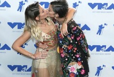 MTV: Η Πάρις Τζάκσον ξέσπασε εναντίον των Ναζί, εμφανίστηκε με αξύριστες μασχάλες και φίλησε στο στόμα τη συνοδό της