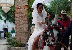 Ο αντισυμβατικός γάμος της food blogger Laila Gohar στην Ανδαλουσία - Η νύφη πήγε στην τελετή με γαϊδουράκι