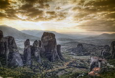 Tα Μετέωρα από ψηλά. Τι υπερθέαμα!