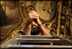 O Στέλιος Φαϊτάκης δεν χορταίνει να κοιτάζει τις αγιογραφίες αλλά δεν νιώθει χριστιανός
