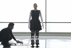 Το διάσημο ρομπότ Σοφία μόλις απέκτησε πόδια και μαθαίνει να περπατά (ΒΙΝΤΕΟ)