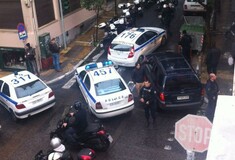 Άγρια επεισόδια στο Κολωνάκι - Οπαδοί πέταγαν τραπέζια και τα έκαναν γυαλιά καρφιά σε καφέ