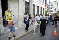 Αθηναίοι συγκεντρώθηκαν στο δημαρχείο για στήριξη στον Γιάννη Μπουτάρη
