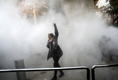 «Φλέγεται» το Ιράν: Ένας αστυνομικός νεκρός από σφαίρες διαδηλωτή