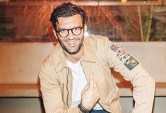 O Γιώργος Παπακώστας μάς κάνει να θέλουμε να ξαναδούμε τηλεόραση