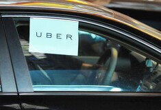 Εκατοντάδες οδηγοί της Uber ξεκινούν τώρα συγκέντρωση διαμαρτυρίας στην Αθήνα