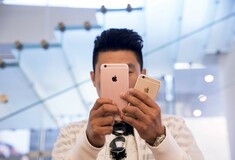 H Apple μόλις παραδέχτηκε πως όντως κάτι συμβαίνει στα παλιά μας τηλέφωνα και τα κάνει πιο αργά