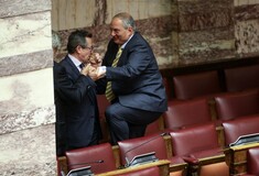 Οι περίεργες φωτογραφίες του Καραμανλή να πηδά πάνω απ' τα έδρανα της Βουλής και το χειροφίλημα από τον Νικολόπουλο