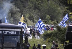 Πρέσπες: Πένθιμα χτυπούσαν οι καμπάνες όταν μιλούσε ο Τσίπρας - Eπεισόδια και χημικά με διαδηλωτές