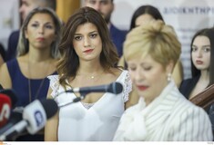 Δάκρυσε και με ένα «ζήτω η Μακεδονία» η Κόλλια Τσαρουχά παρέδωσε στην Κατερίνα Νοτοπούλου (ΒΙΝΤΕΟ)