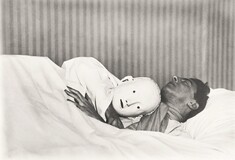 Ο Ζαν Κοκτώ κοιμάται με την μάσκα της Αντιγόνης