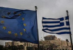 Guardian: Κανείς δεν πιστεύει ότι η Ελλάδα μπορεί να αποπληρώσει το χρέος της