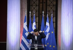 Ο Τσίπρας δεν πρόλαβε να βάλει την γραβάτα και την έβγαλε