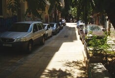 Ο πεζόδρομος-πάρκινγκ στην οδό Δερβενίων, οι πεταμένες σύριγγες και οι λακούβες στους δρόμους