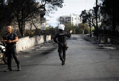 Οι διάλογοι των αστυνομικών την ώρα της πυρκαγιάς: «Από πού να κόψουμε τη Μαραθώνος;»