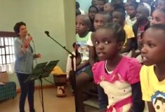 Η Άλκηστις Πρωτοψάλτη τραγουδά μαζί με τα παιδιά του ορφανοτροφείου Σοφία στην Κένυα ένα τραγούδι της
