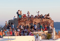 Tourists go home! Τι άλλαξε ξαφνικά και πολλοί μισούν τους τουρίστες;