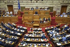 Κόβεται το «επίδομα» των βουλευτών για τα θερινά τμήματα