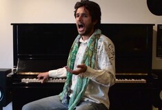 O Γιάννης Νιάρρος σε ένα πρωτότυπο μουσικό stand-up