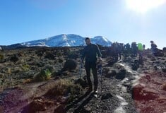 Ο γιατρός Στέφανος Τσάλλας ανέβηκε στο Κιλιμάντζαρο για να μαζέψει χρήματα για τους Γιατρούς Χωρίς Σύνορα