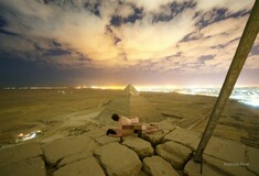 Τι απαντά ο άντρας που εξόργισε την Αίγυπτο με τη γυμνή φωτογράφιση στην Πυραμίδα του Χέοπα