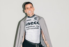 Ο σχεδιαστής μόδας Σπύρος Ελευθερίου χαλαρώνει όταν σκέφτεται πατρόν