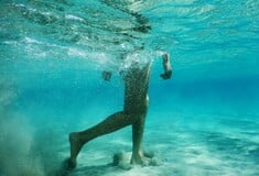 Τα γυμνά σώματα του Μανούσου Χαλκιαδάκη κάτω απ' το νερό