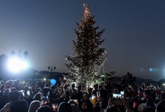 Χριστούγεννα στο καμένο Μάτι - Άναψαν τα φώτα στο δέντρο σε κλίμα συγκίνησης