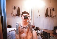 Oι φίλοι του Ryan McGinley φωτογραφίζονται γυμνοί μπροστά στον καθρέφτη (NSFW)