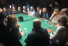 Όλη η υπεροψία της ελληνικής εικαστικής σκηνής καθισμένη γύρω από ένα τραπέζι