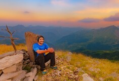 Κωνσταντίνος Βασιλακάκος: O 26χρονος φωτογράφος που αποφάσισε να ζήσει σε χωριό στα Άγραφα με 14 κατοίκους