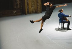 Η Anne Teresa de Keersmaeker συνδιαλέγεται με τις 6 σουίτες για τσέλο του Μπαχ στο Ηρώδειο