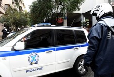 Επίθεση κουκουλοφόρων με μολότοφ στο Α.Τ. Καισαριανής - Έκαψαν το αυτοκίνητο της δημοσιογράφου Μίνας Καραμήτρου