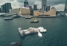 Ένα πελώριο έργο του KAWS επιπλέει στο λιμάνι του Χονγκ Κονγκ