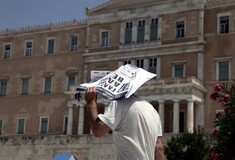 Η κυβέρνηση «θυσιάζει» τις οικονομικές ελαφρύνσεις για τη μεσαία τάξη