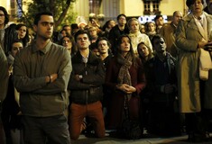 Παναγία των Παρισίων: Γονατιστοί οι Γάλλοι προσεύχονται έξω από τον φλεγόμενο καθεδρικό