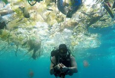 Εκατομμύρια τόνοι πλαστικών πέφτουν κάθε χρόνο στους ωκεανούς