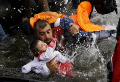 Οι εμβληματικές εικόνες του Έλληνα φωτογράφου για τις δύο μεγάλες κρίσεις του 2015