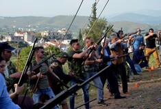 Σε αυτό το ελληνικό χωριό μαζεύονται και πυροβολούν τον Ιούδα