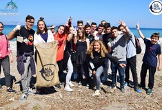 Ρόδος: Μαθητές και δύτες ανέσυραν 223 κιλά σκουπίδια από παραλία