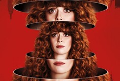 Russian Doll: «Το σύμπαν προσπαθεί να με γ**ήσει, αλλά εγώ αρνούμαι να εμπλακώ»